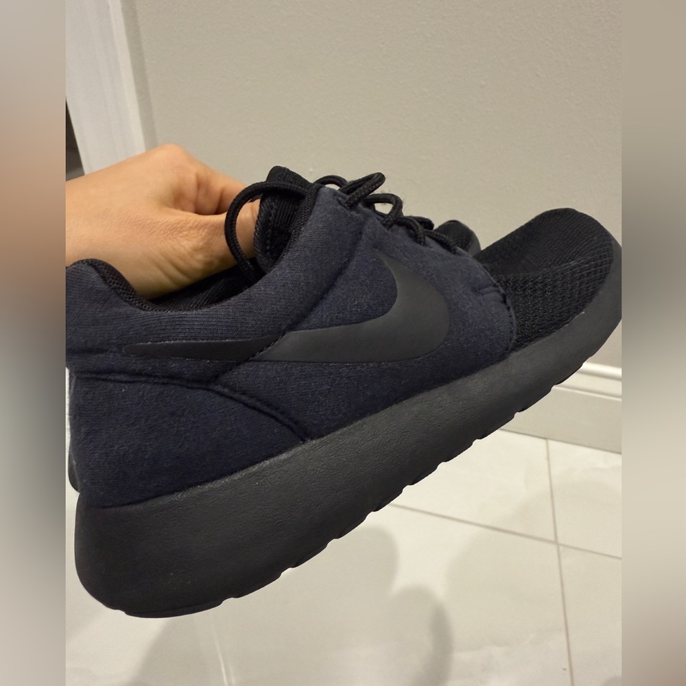 Nike triple black Roshe one sneakers women’s size 6